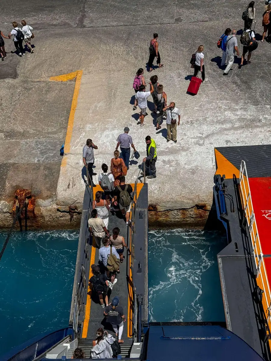 Young migrants arriving and moving toward a new community